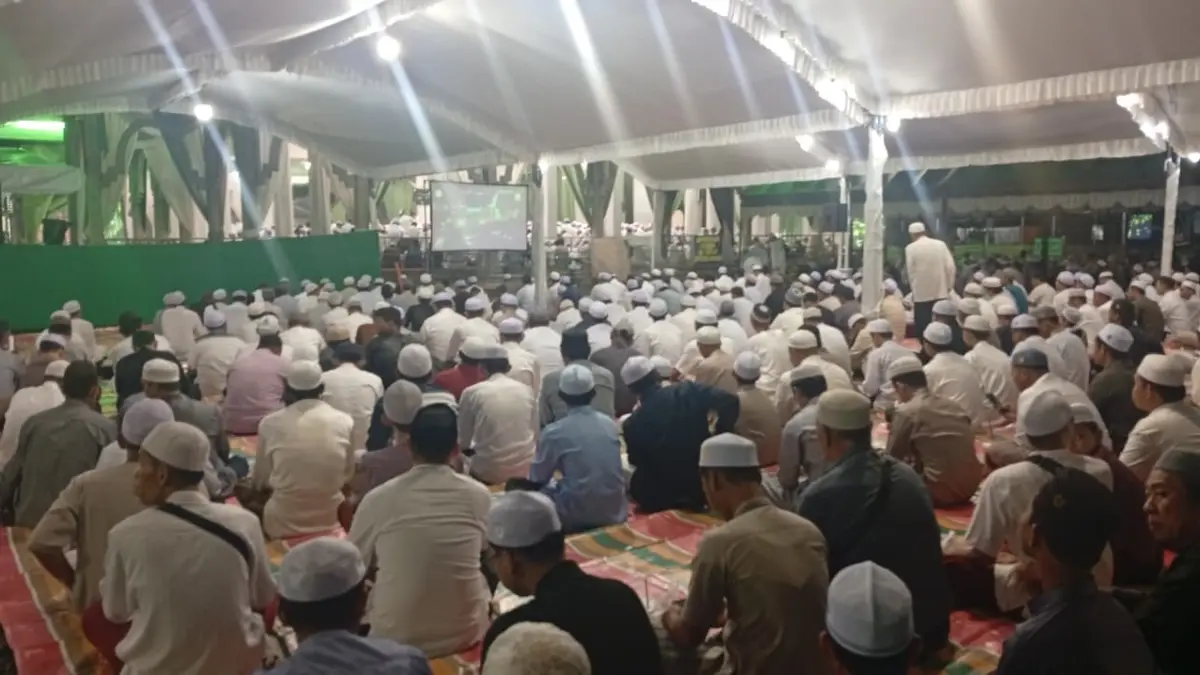 KHIDMAT: Peringatan Haul Guru Kapuh Khusus Relawan berjalan khidmat, ribuan jemaah larut dalam kekhusyukan. (Foto: M. Padil Ihsan/Radar Banjarmasin) 
