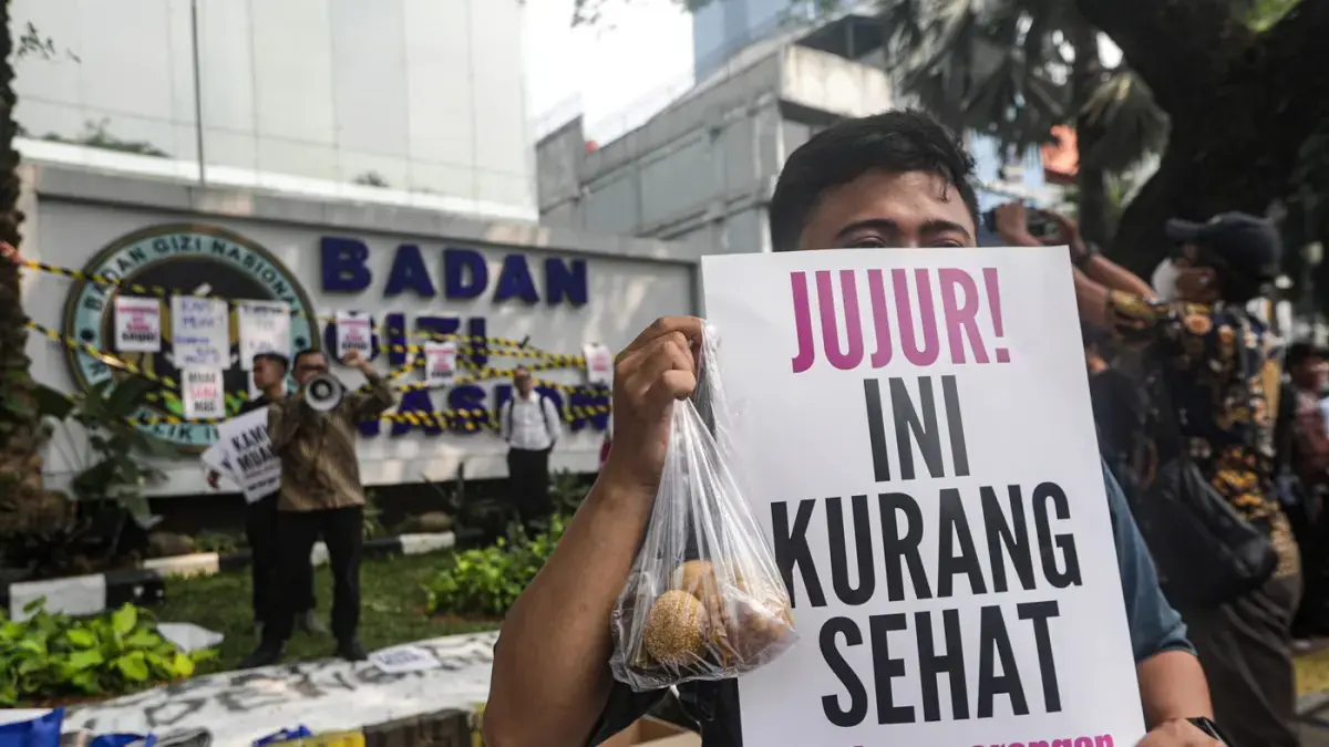 Massa yang tergabung dalam Aliansi MBG Watch menggelar aksi unjuk rasa di depan kantor Badan Gizi Nasional, Jalan Kebon Sirih, Jakarta Pusat, Rabu (10/6). (Salman Toyibi/Jawa Pos)