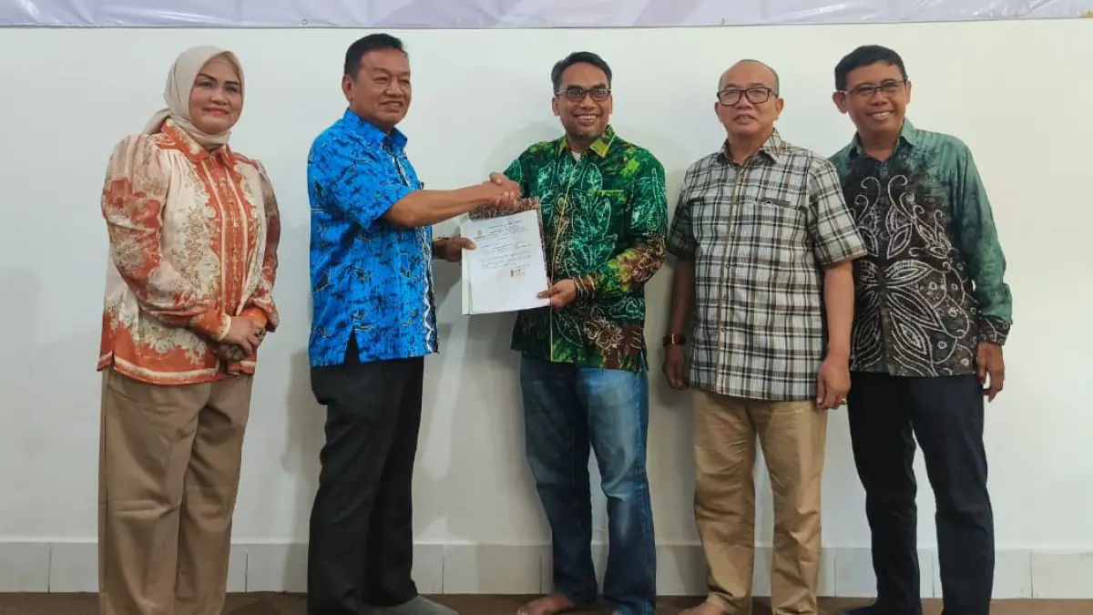MENDAFTAR: Bakal calon Ketua Umum KORMI Kalimantan Selatan periode 2026–2030, HM Syarifuddin, menyerahkan berkas pencalonan kepada TPP KORMI Kalsel di Sekretariat KORMI Kalsel, Kamis (18/6/2026).