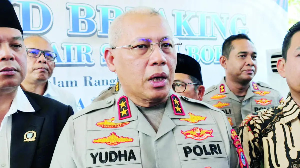 MENJELASKAN: Kapolda Kalsel Irjen Pol Dr Rosyanto Yudha Hermawan saat menyampaikan bahwa isu begal payudara wajib diatensi jajaran polres, Rabu (17/6) sore.&nbsp;
(Foto: FADLAN ZAKIRI/RADAR BANJARMASIN)