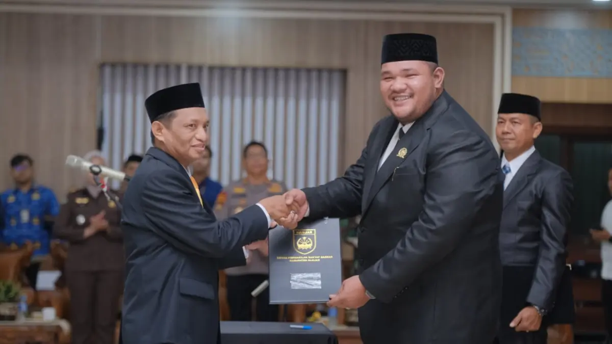 MENYERAKAN: Ketua DPRD Kabupaten Banjar H Agus Maulana menyerahkan dokumen pelantikan kepada Muhammad Shodiq Wa’die usai pengambilan sumpah jabatan.
