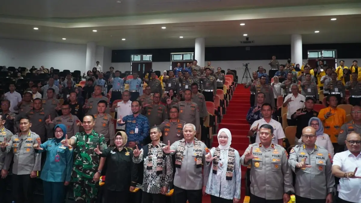 MOMEN: Rektor ULM Prof. Ahmad Alim Bachri, Kapolda Kalsel Irjen Pol Rosyanto Yudha Hermawan, tamu undangan, narasumber, dan peserta berfoto bersama usai Seminar Nasional dan Deklarasi Fakta Integritas Zero ODOL Kalsel 2027 di Banjarmasin, Rabu (17/6/2026).