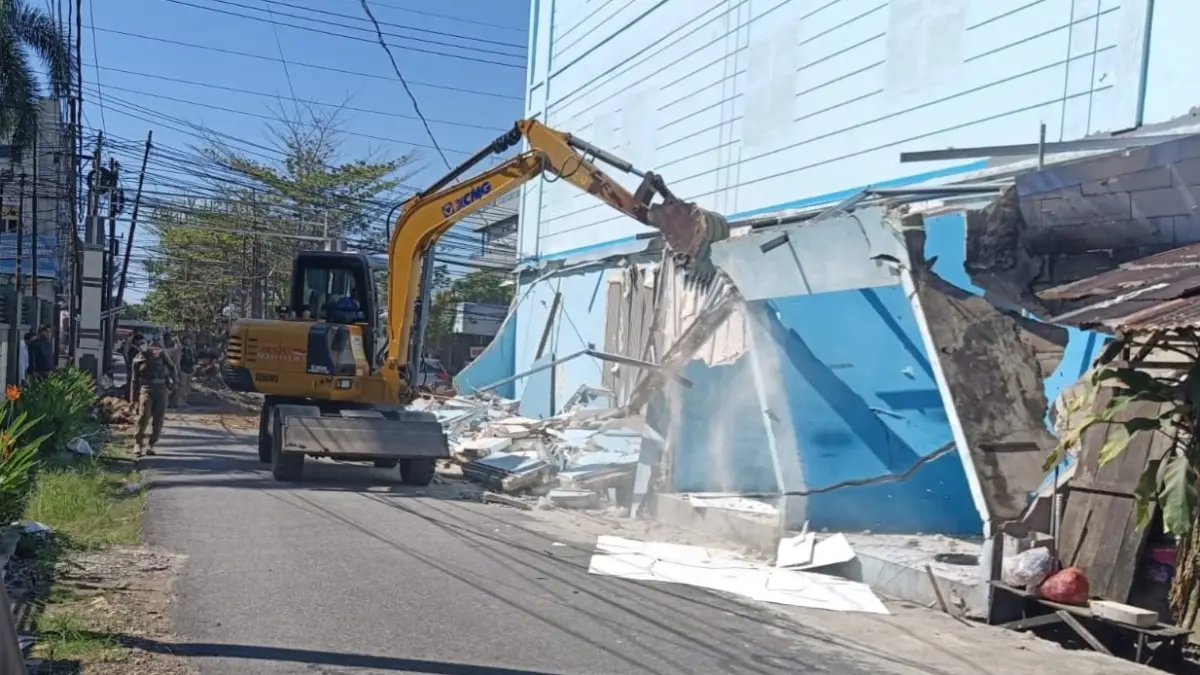 PELANGGARAN: Proses pembongkaran bangunan yang dinilai melanggar ketentuan dilakukan Satpol PP Banjarmasin menggunakan satu unit ekskavator. (Foto: Satpol PP Banjarmasin untuk Radar Banjarmasin).