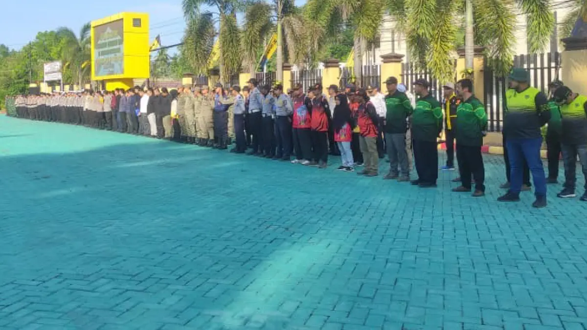 PENGAMANAN: Relawan dan personel gabungan mengikuti apel gabungan pengamanan haul Guru Kapuh di halaman Mapolres HSS.