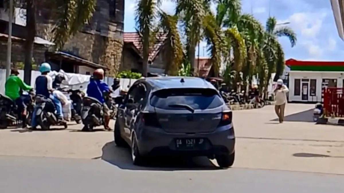 PENGAWASAN DIPERKETAT: Pengendara mengantre untuk mengisi BBM di salah satu SPBU di Kota Banjarmasin. 
