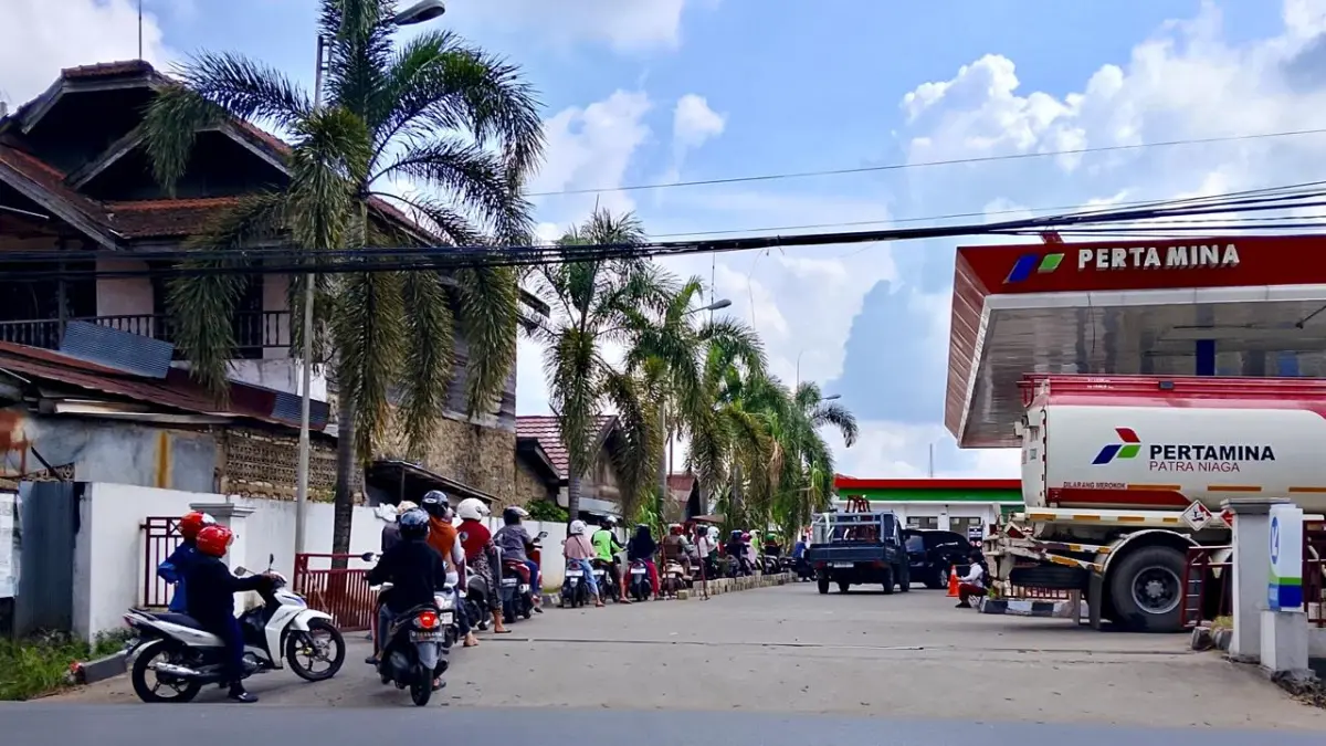 Pengendara mengisi BBM di salah satu SPBU di Banjarmasin. Kenaikan harga BBM non subsidi dinilai berdampak luas terhadap biaya transportasi, distribusi barang, hingga harga kebutuhan pokok masyarakat. (Endang Syarifuddin/Radar Banjarmasin)