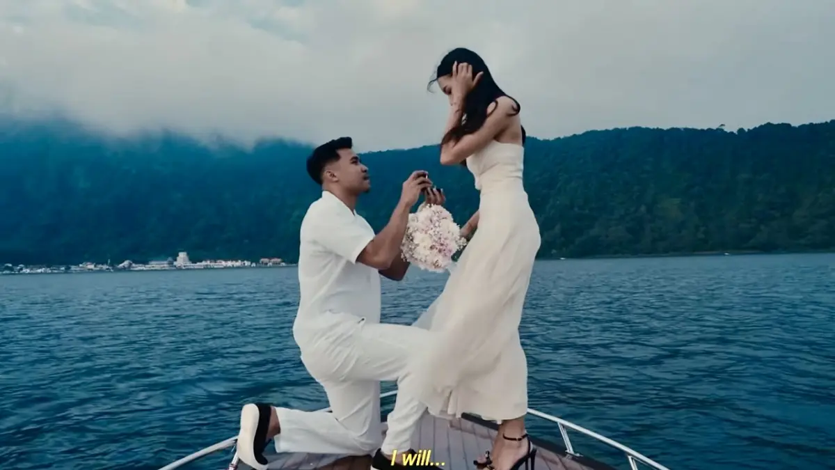 ROMANTIS: Asnawi Mangkualam melamar kekasihnya Yuriska Patricia di tempat yang tak biasa dengan nuansa yang begitu romantis. (Foto: Instagram)