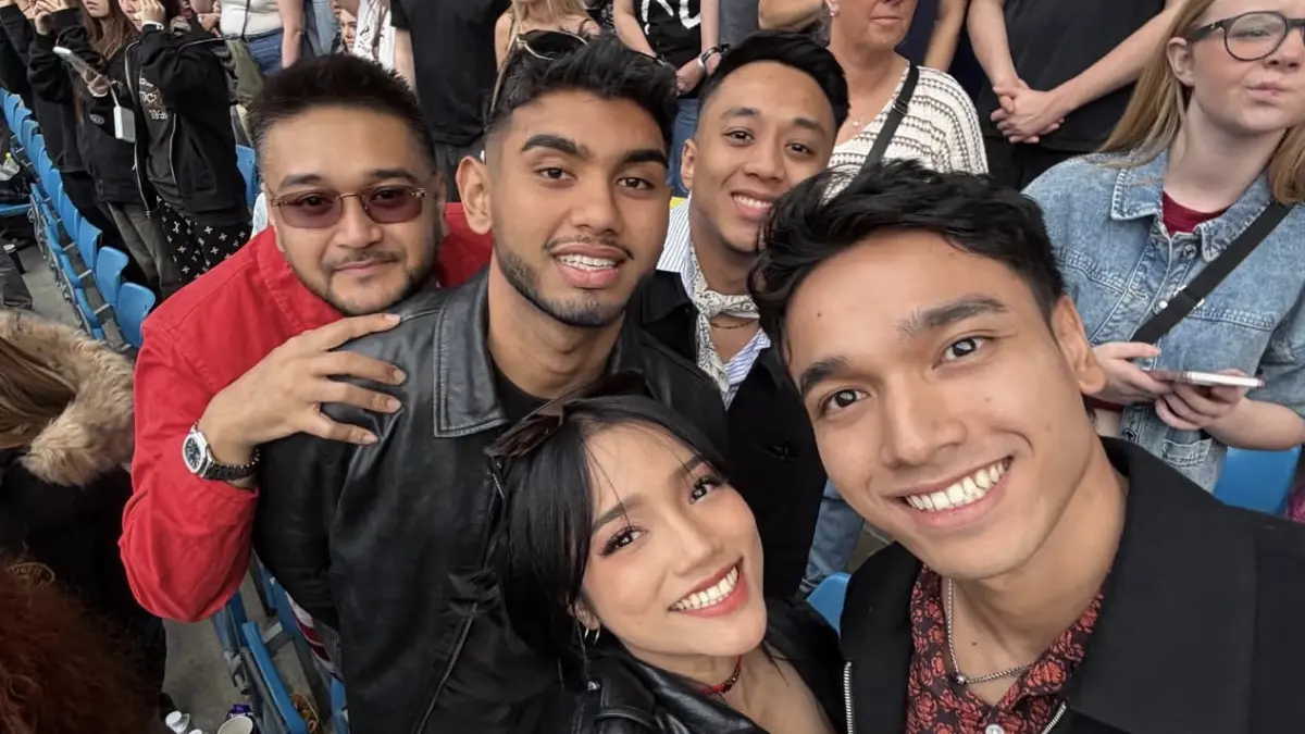 RUMOR: Lelaki berbusana hitam, Rakin Khan, digosipkan tengah dekat dengan Fuji. (Foto: Instagram)