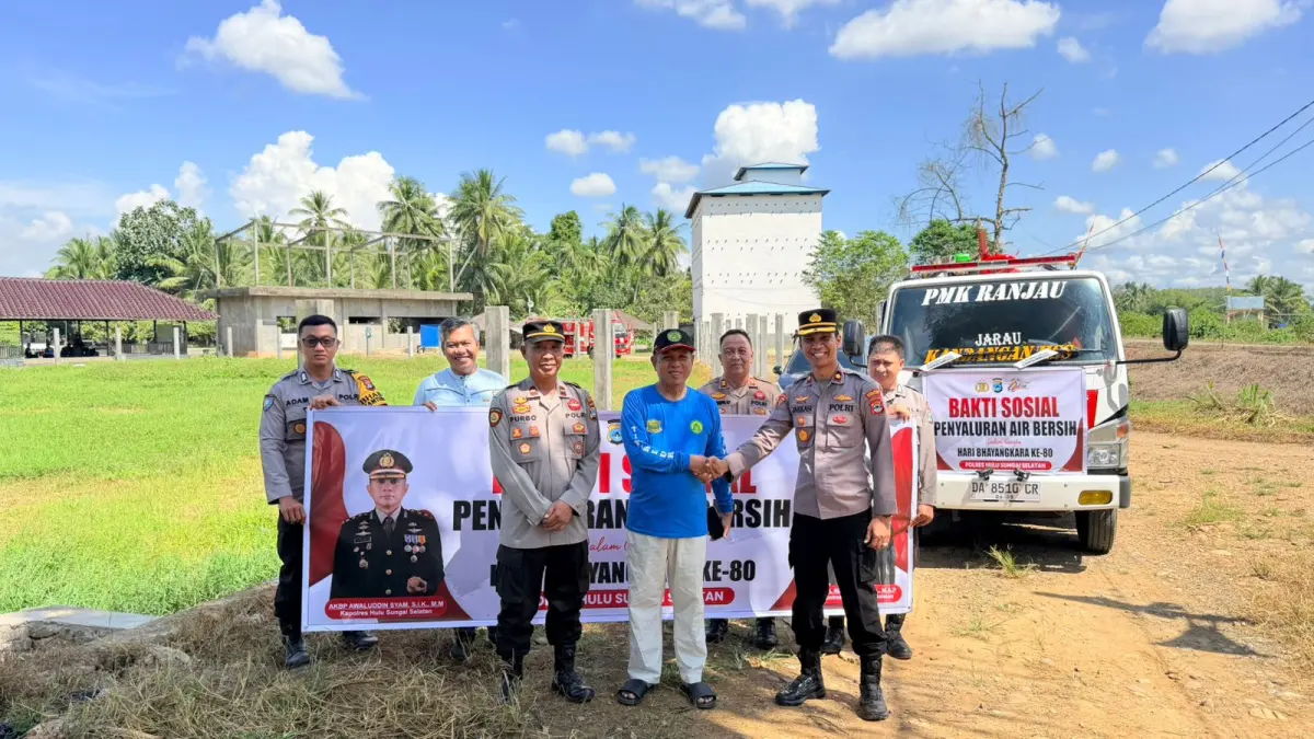 SALURKAN: Jajaran Polres HSS salurkan Air Bersih untuk Haul Guru Kapuh, Kamis (18/6/2026).(Foto: Polres HSS)&nbsp;