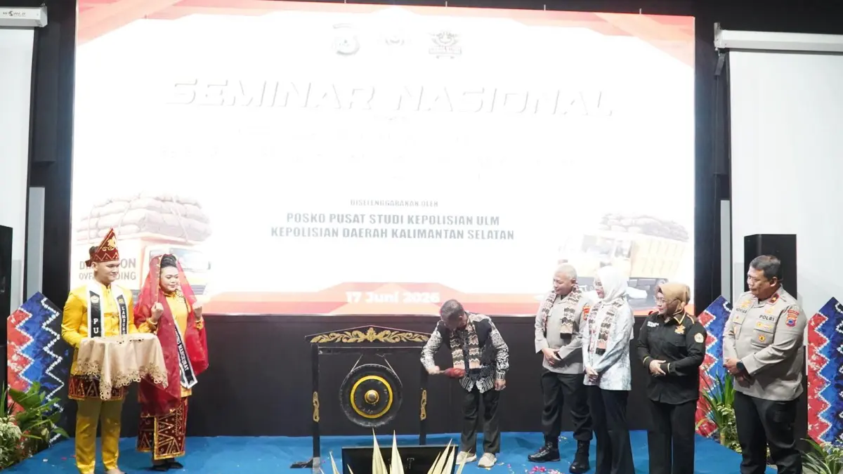 SEREMONI:Rektor ULM Prof. Ahmad Alim Bachri didampingi Kapolda Kalsel Irjen Pol Rosyanto Yudha Hermawan melakukan pemukulan gong sebagai tanda dibukanya Seminar Nasional dan Deklarasi Fakta Integritas Zero ODOL Kalsel 2027