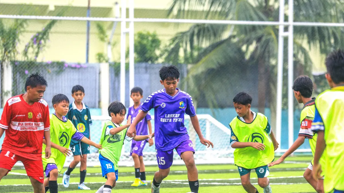 BERLATIH: Sejumlah pesepak bola usia dini berlatih di Lapangan Mini Soccer SKB Mulawarman Banjarmasin. (M Idris Jian Sidik)