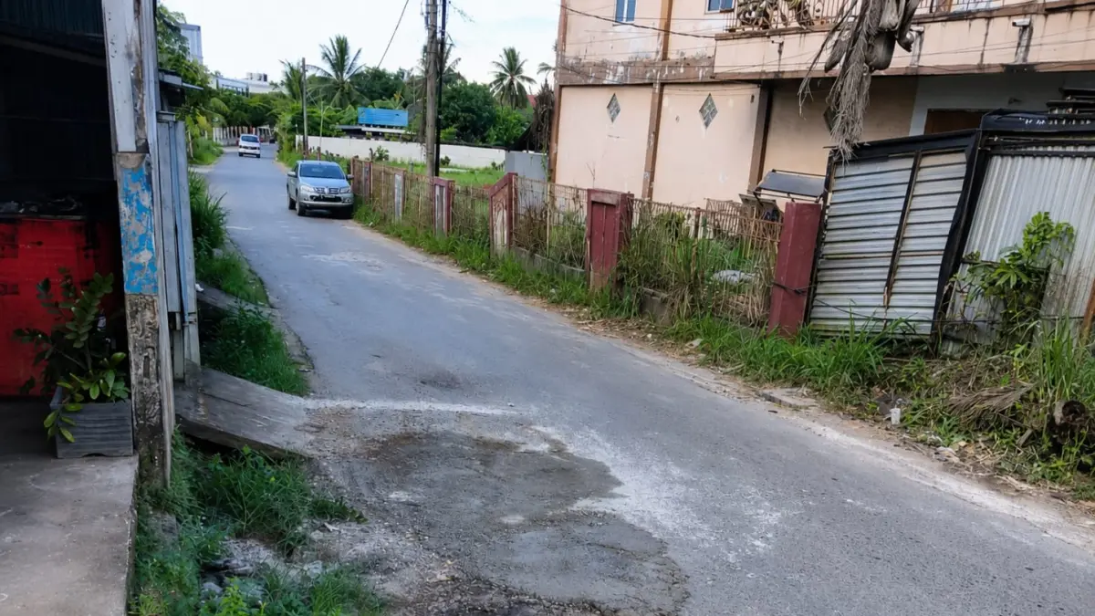 DITAMBAL: Kondisi Jalan Kelapa Sawit RT 001 RW 001, Kelurahan Sungai Besar, Banjarbaru Selatan, usai diperbaiki. (FADLAN ZAKIRI/RADAR BANJARMASIN)