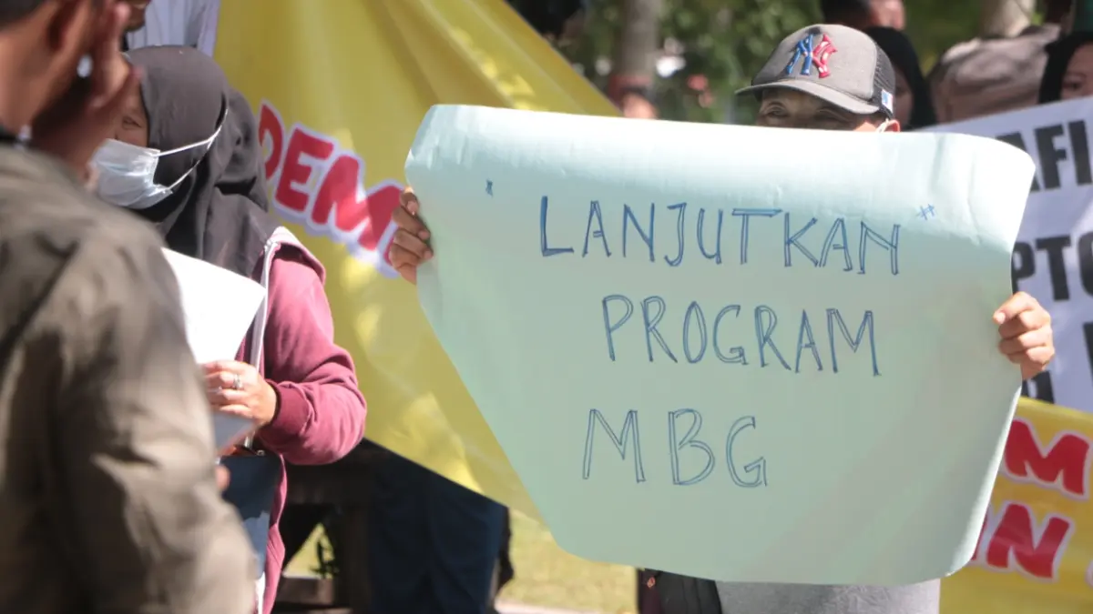 DUKUNG MBG: Ratusan warga menyampaikan aspirasi dukungan terhadap Program Makan Bergizi Gratis (MBG) di halaman DPRD Kabupaten Banjar, Kamis (18/6). (Foto: FADLAN ZAKIRI/RADAR BANJARMASIN