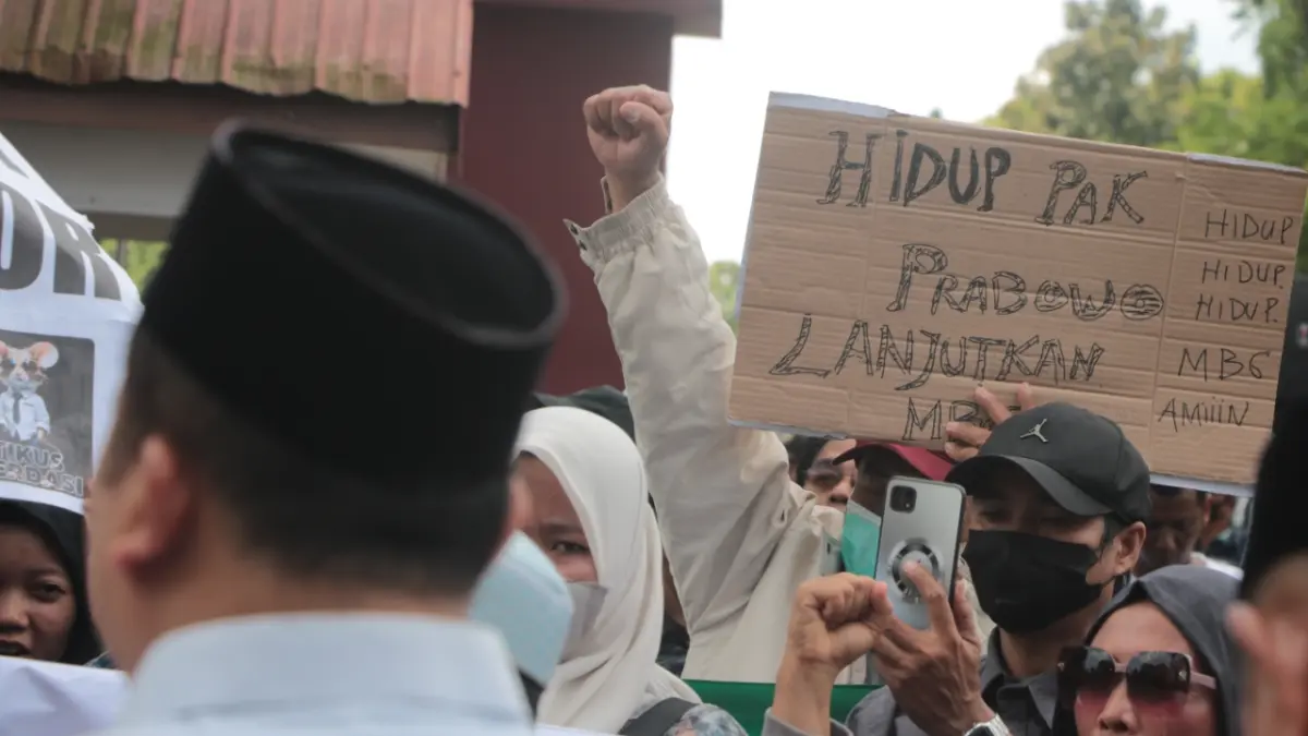DUKUNG MBG: Ratusan warga menyampaikan aspirasi dukungan terhadap Program Makan Bergizi Gratis (MBG) di halaman DPRD Kabupaten Banjar, Kamis (18/6). (Foto: FADLAN ZAKIRI/RADAR BANJARMASIN