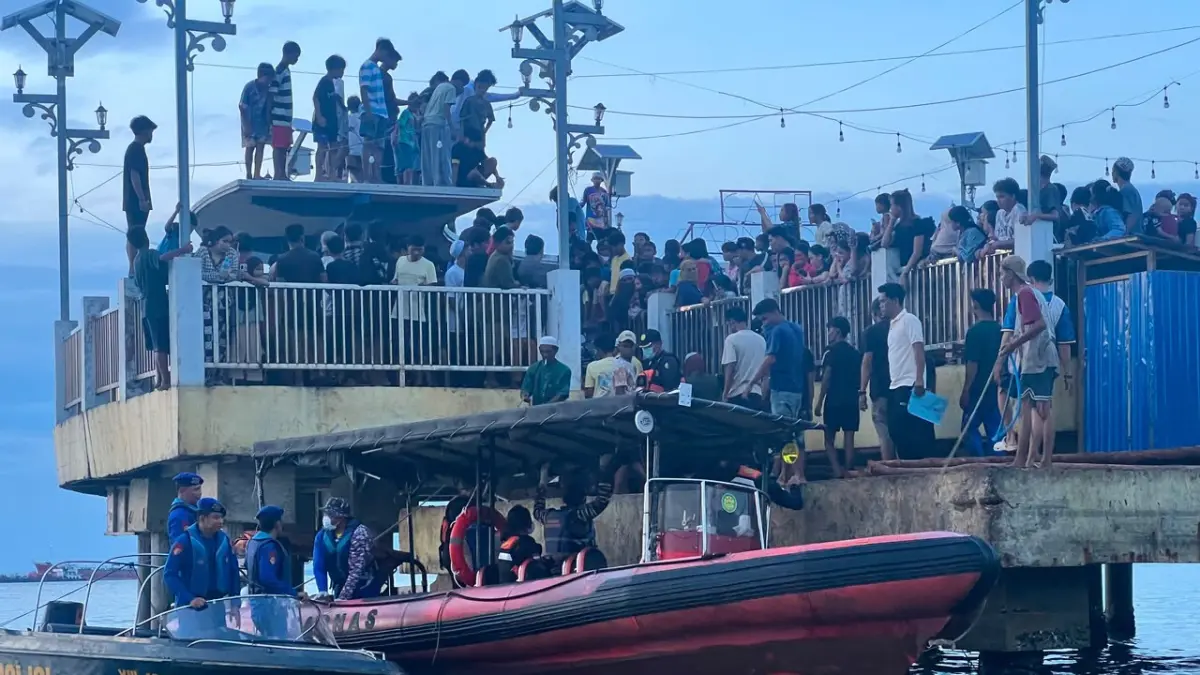 EVAKUASI: Jasad nelayan yang hilang selama 4 hari dievakuasi dari laut ke Desa Rampa Kotabaru. (Foto: Polairud Polres Kotabaru)
