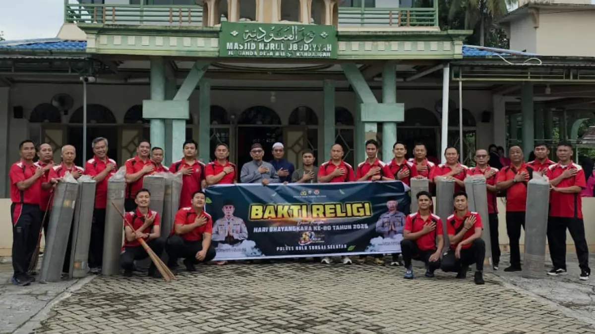 FOTO BERSAMA: Pengurus Masjid Nurul Ubudiyyah di Desa Baluti, Kecamatan Kandangan, menerima bantuan perlengkapan ibadah dari Polres HSS.