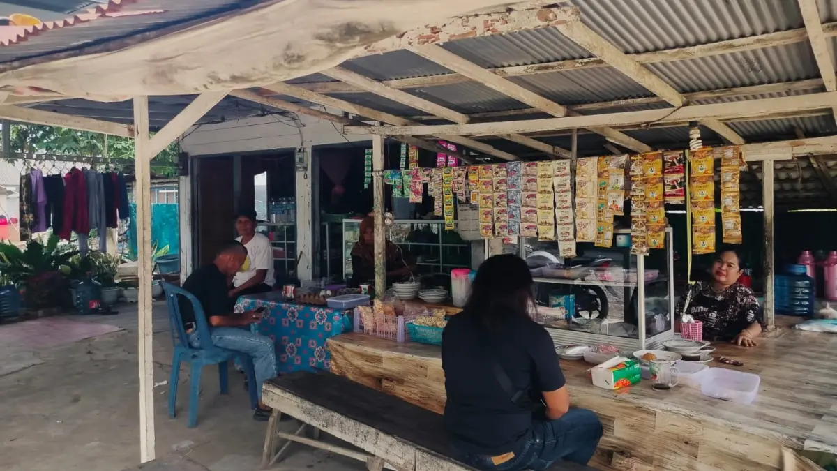 KECEWA: Mariana, pemilik warung di sekitar proyek pembangunan Puskesmas Anjir Pasar