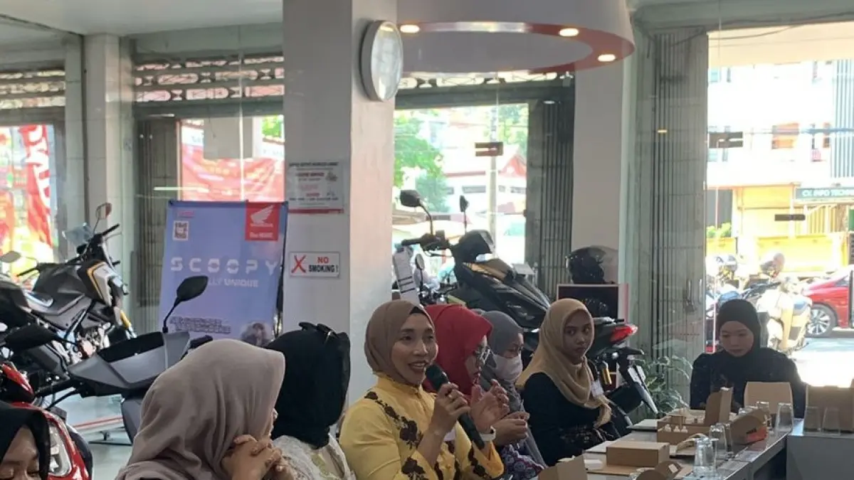 LESTARIKAN BUDAYA: Kegiatan membatik yang digelar PT Trio Motor di Delima Motor Sutoyo S Banjarmasin, belum lama tadi.(Foto: PT Trio Motor)&nbsp;