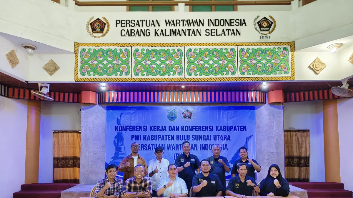 M Akbar (duduk tiga dari kanan) terpilih sebagai Ketua PWI Kabupaten HSU