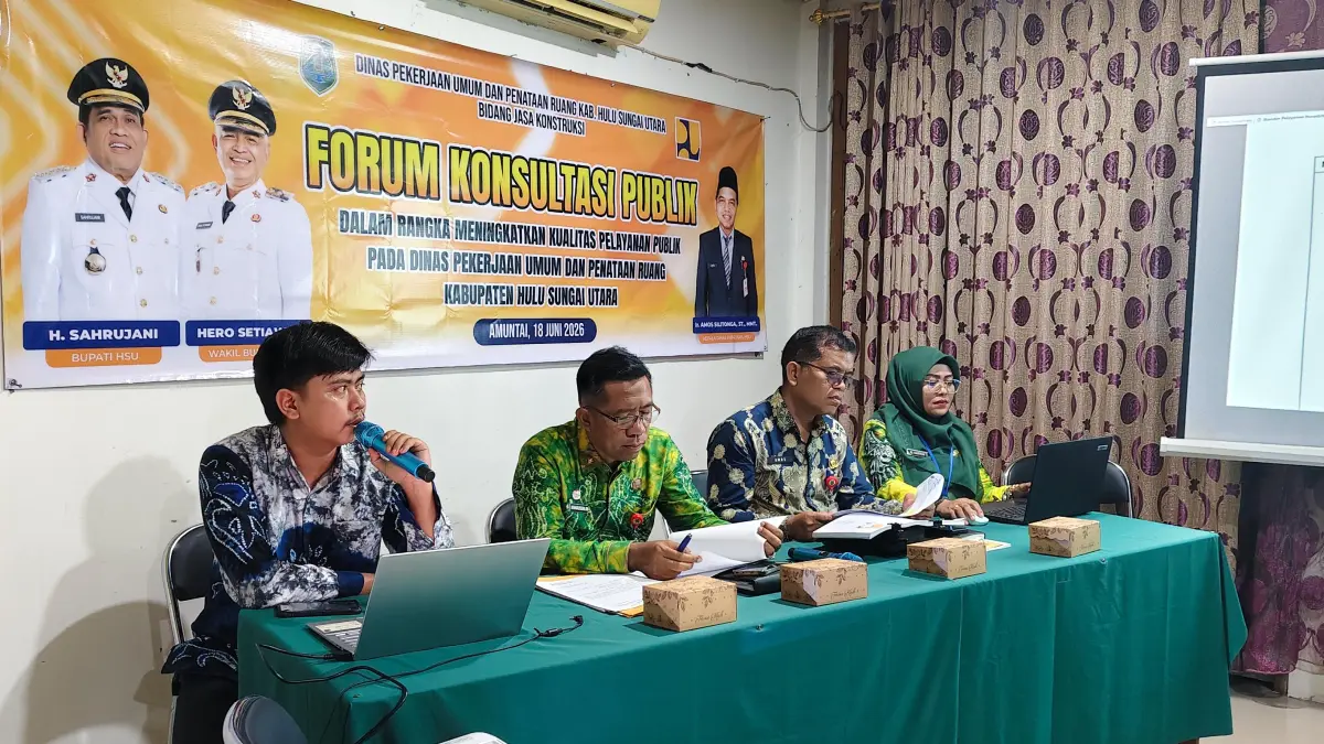 MOMEN: Asisten I Setda HSU, H Khairussalim mewakili Bupati HSU membuka Forum Konsultasi Publik Dinas PUPR Kabupaten HSU di Aula PUPR Kabupaten HSU, Kamis (18/6/2026).(Foto: M Akbar/Radar Banjarmasin)