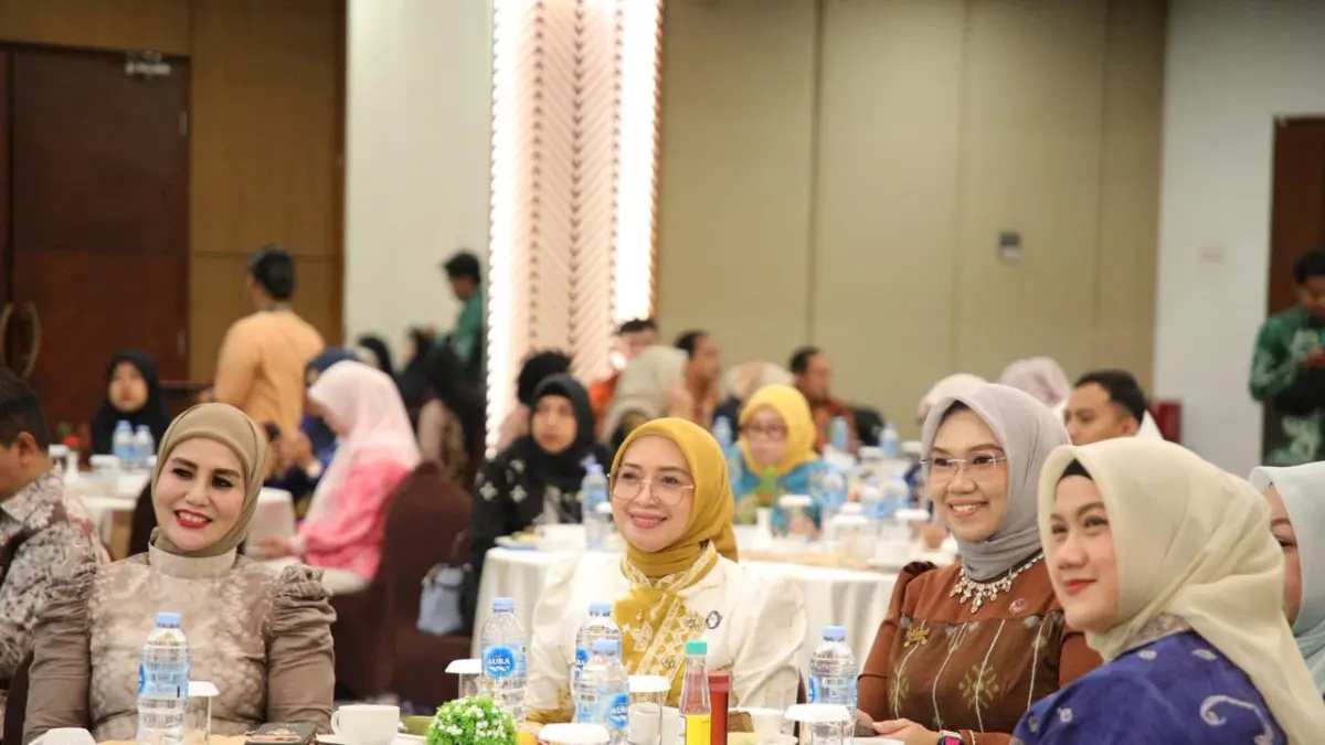 MOMEN: Ketua Dekranasda HSU, Hj Murniati Sahrujani menghadiri Workshop Wirausaha Kerajinan yang diselenggarakan Dinas Perindustrian Provinsi Kalsel di Banjarmasin, Kamis (18/6/2026).(Foto:Pemkab HSU)