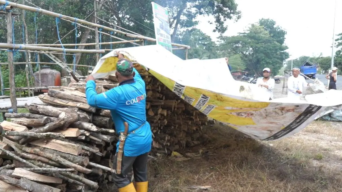 PERSIAPAN: Warga Desa Binderang, Kecamatan Lokpaikat, Kabupaten Tapin bergotong royong mencari kayu bakar untuk membuka rest area haul Guru Kapuh.(Foto: Rasidi Fadli/Radar Banjarmasin)&nbsp;
