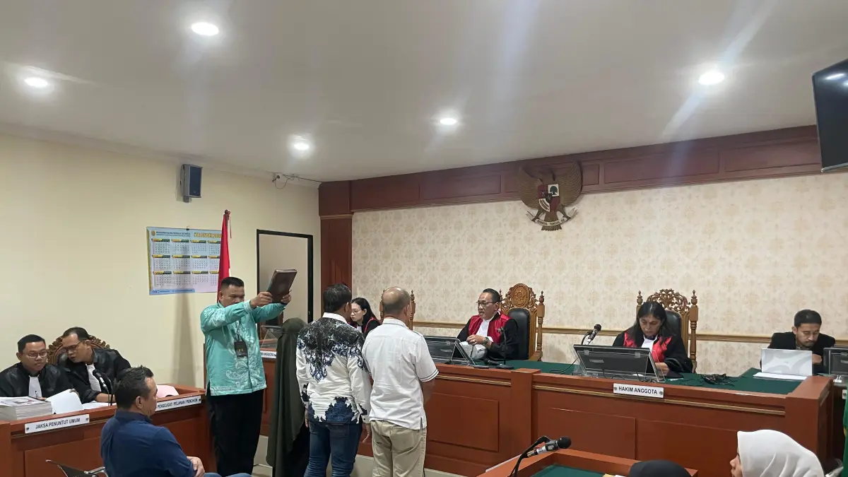 Saksi perkara dugaan penggelapan uang perusahaan PT Panggang Lestari Jaya (PLJ) dengan terdakwa Emi Yuliana diambil sumpah, di Pengadilan Negeri Banjarmasin, Jumat (19/6). 