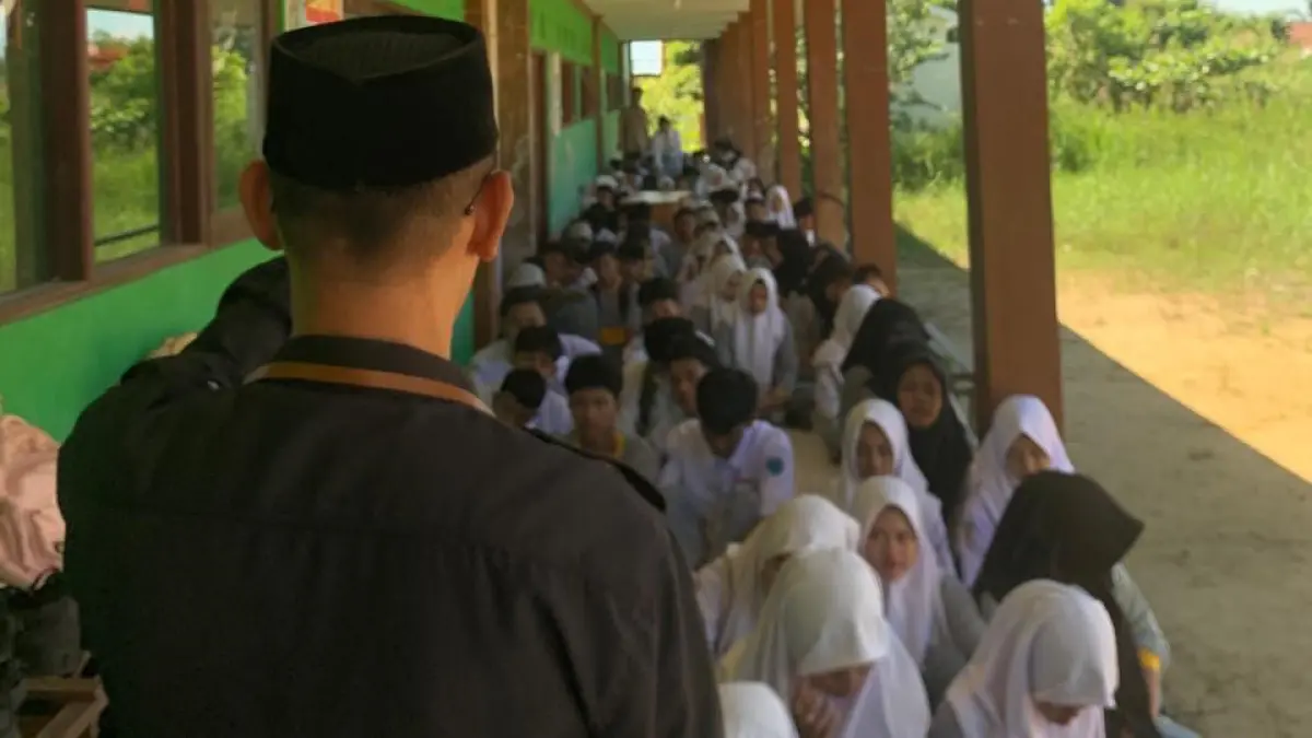 SOSIALISASI: Ketua Bawaslu Batola Muhammad Syaifi memberikan materi pendidikan pengawasan partisipatif kepada pelajar SMKN 4 Marabahan.