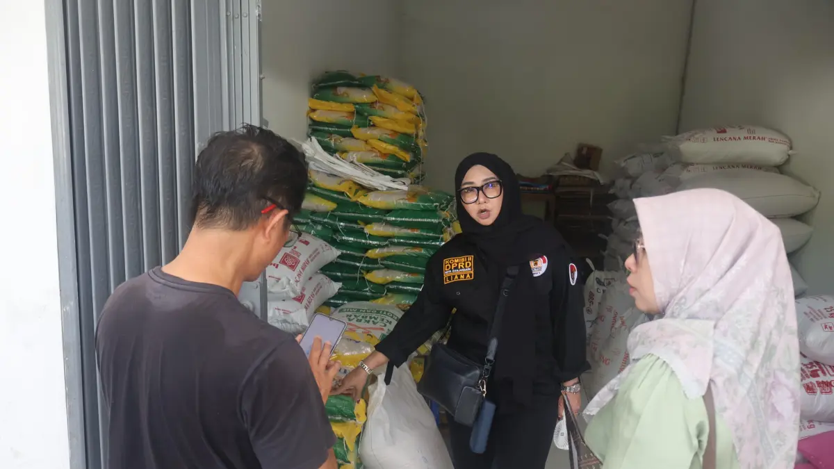 TANYA PEDAGANG: Wakil Ketua Komisi II DPRD Banjarbaru, Liana melakukan pengawasan di Pasar Bauntung Banjarbaru dan menemukan beras SPHP dengan kemasan sama namun kualitas berbeda.(Foto: Liana untuk Radar Banjarmasin)&nbsp;