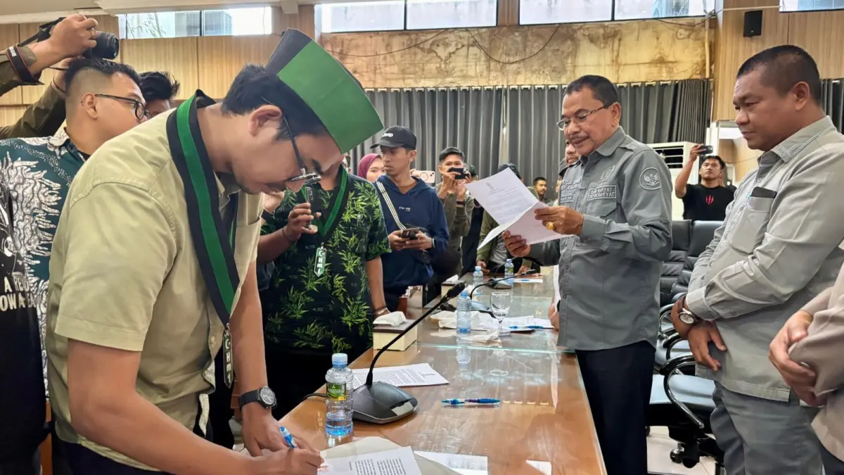 TEKEN: Penandatanganan nota kesepahaman sebagai tindak lanjut penyampaian aspirasi yang telah diserahkan kepada DPRD Kalsel. Foto: Zulvan Rahmatan/Radar Banjarmasin