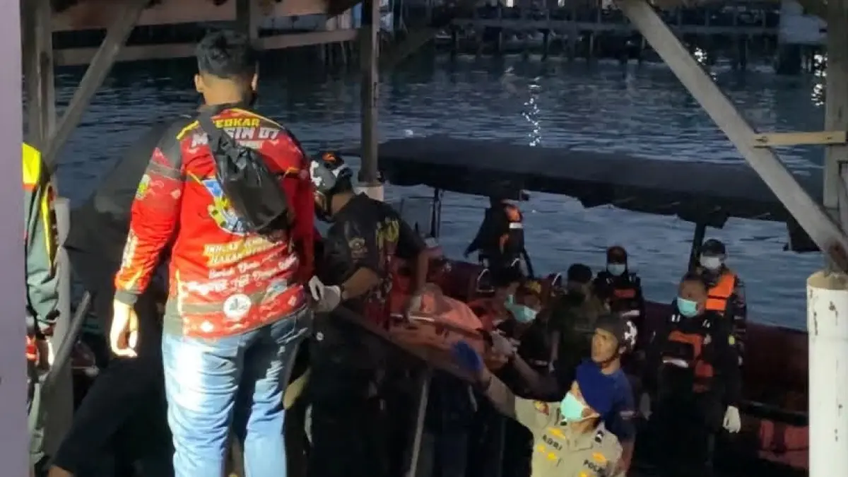 AKHIRNYA KETEMU: Jasad korban dievakuasi Tim SAR Gabungan dan disambut Gabungan Relawan Kotabaru untuk dibawa ke RSUD Pangeran Jaya Sumitra Kotabaru, Sabtu (20/6/2026) sore.(Foto: Jumain/Radar Banjarmasin)&nbsp;