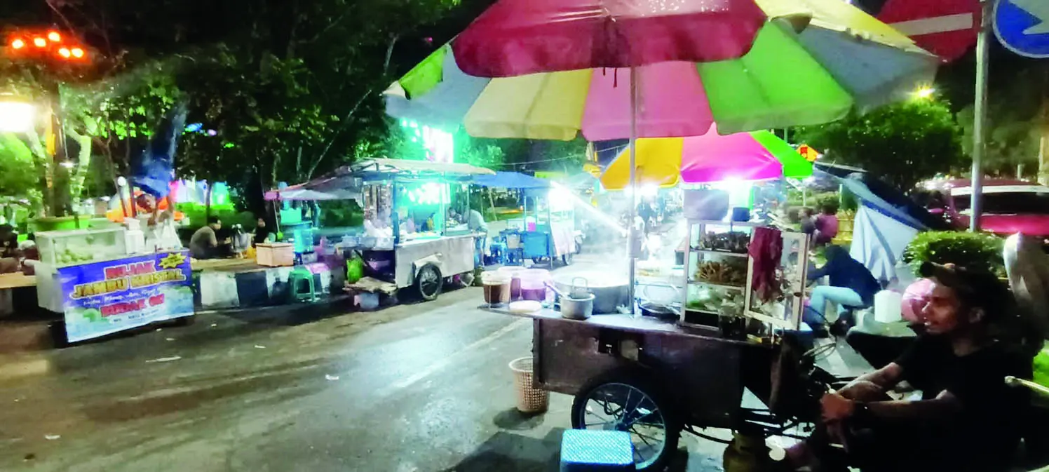 ANEKA KULINER: Berbagai sajian makanan pedagang kuliner selalu menghiasi malam di sekitar Taman Giat Tabalong.