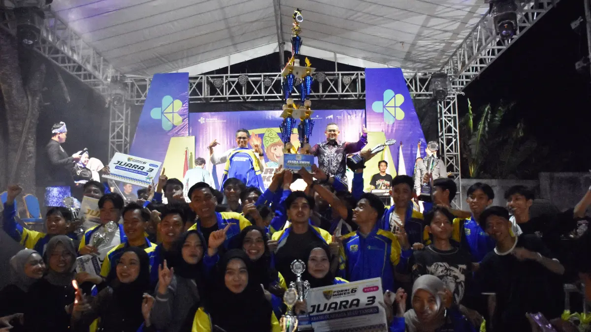 ANGKAT PIALA: Direktur Poltekkes Kemenkes Banjarmasin, Dr H Mars Khendra Kusfriyadi STP MPH mengangkat trofi Juara Umum PORNIMAKES VI Regional Kalimantan 2026 usai kontingen tuan rumah dinobatkan sebagai juara umum di Banjarbaru.