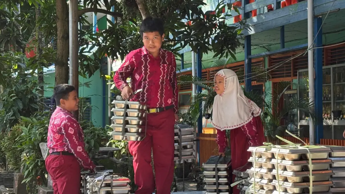 ANGKAT: Siswa SDN Karang Mekar 1 Banjarmasin saat menerima MBG. (Foto: Zulvan Rahmatan/Radar Banjarmasin)
