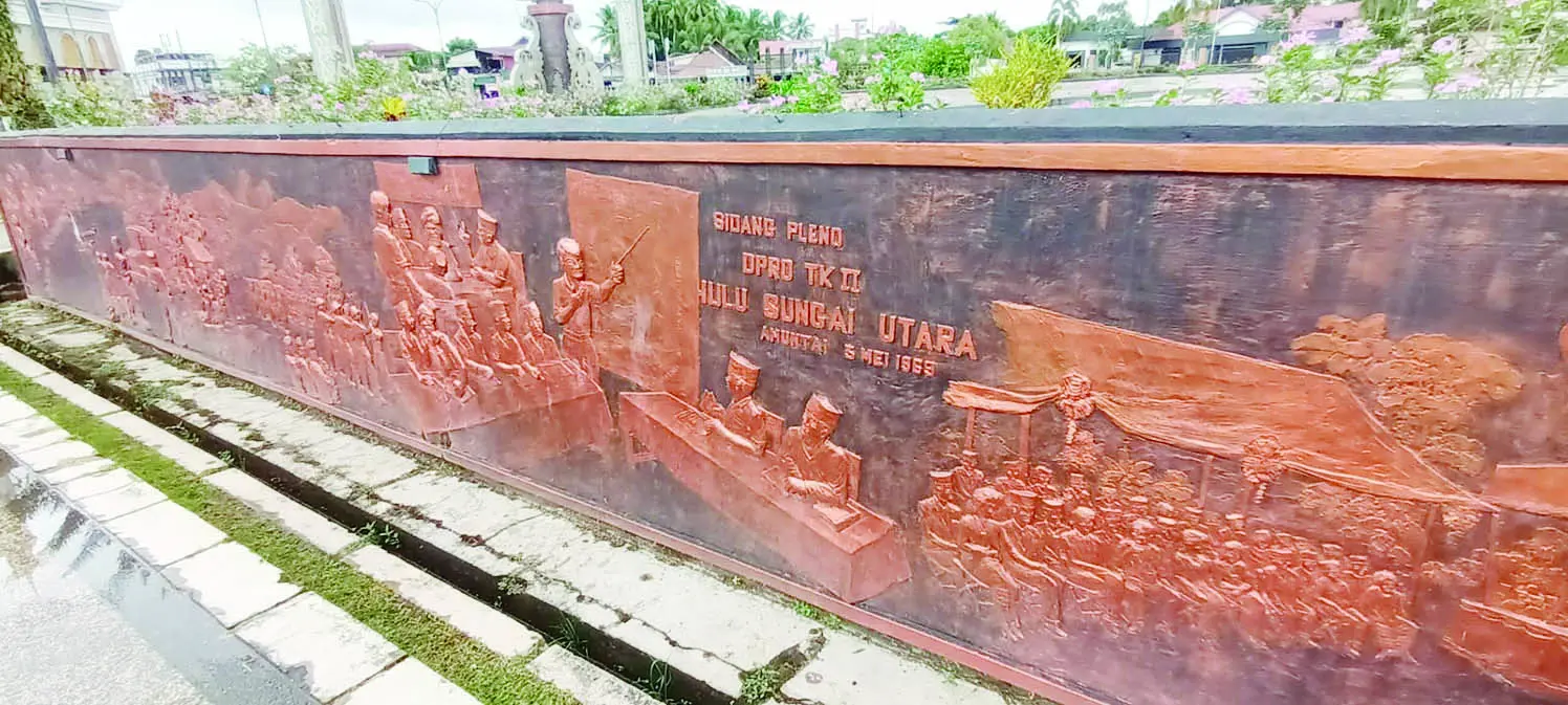 BELAJAR SEJARAH: Ornamen ukiran sejarah berdirinya Tabalong menjadikan RTH ini sebagai taman bermain sekaligus belajar warga.