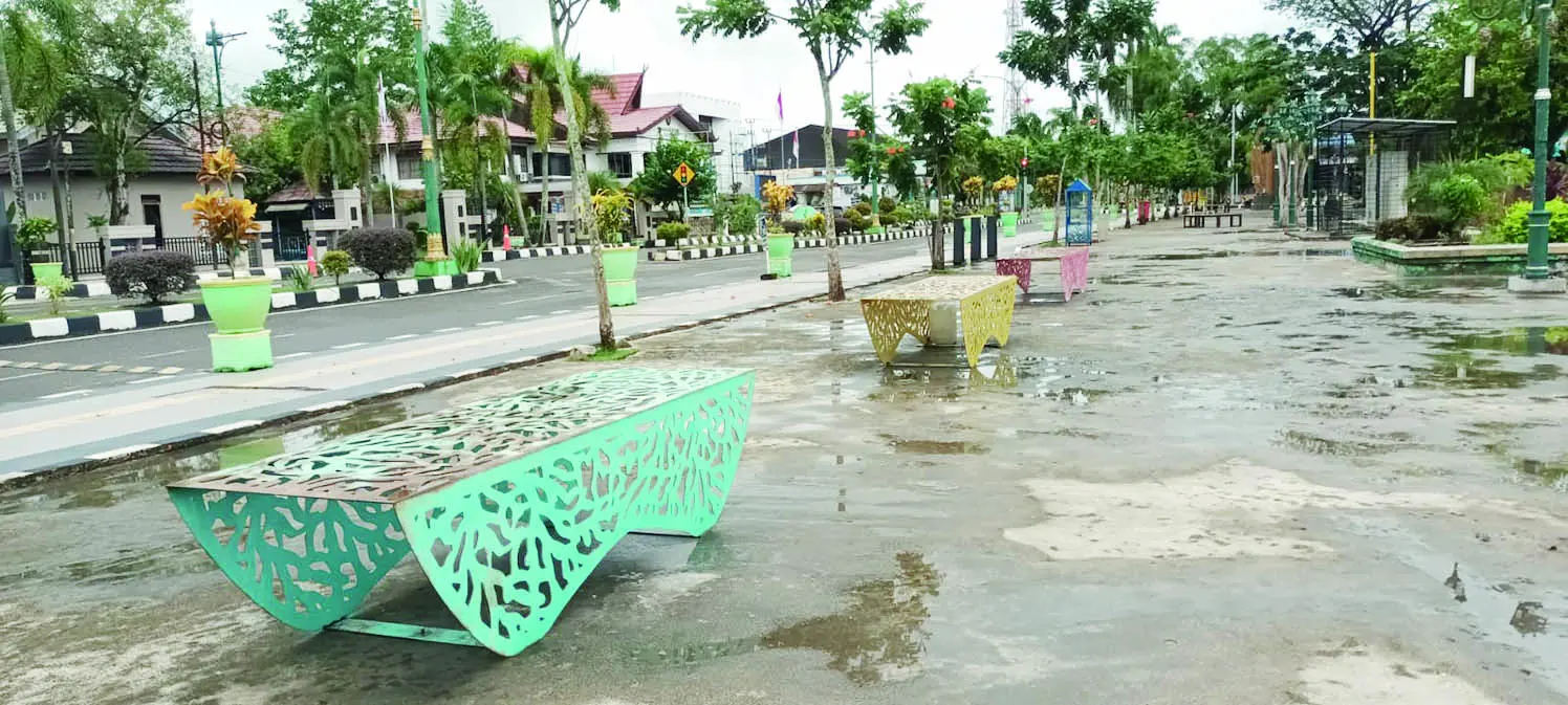 BERSANTAI: Sejumlah kursi warna warni tersedia untuk tempat duduk dan bersantai pengunjung taman.