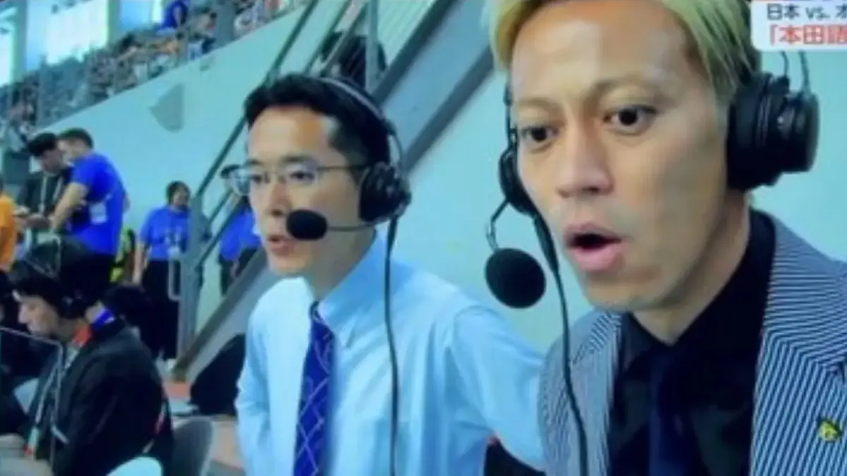 DEBUT: Mantan bintang Timnas Jepang, Keisuke Honda, jadi komentator siaran langsung.