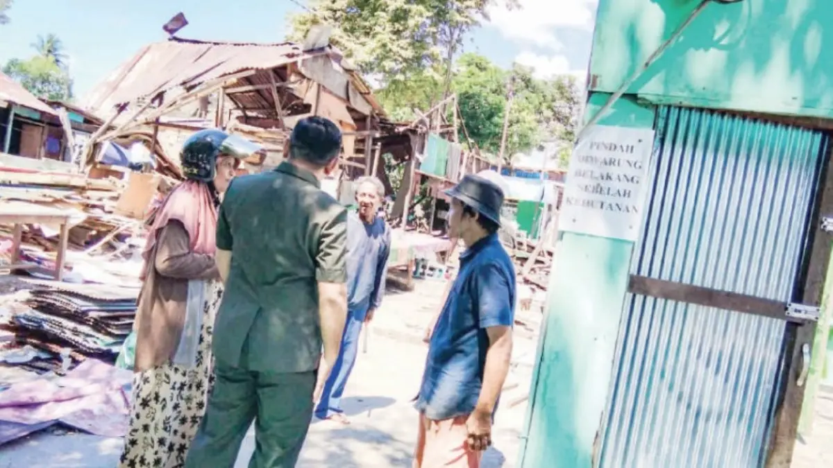 DIBONGKAR: Bangunan liar di Simpang 4 Sungai Besar, Kecamatan Banjarbaru Selatan dibongkar. | Foto: M FADLAN ZAKIRI/RADAR BANJARMASIN