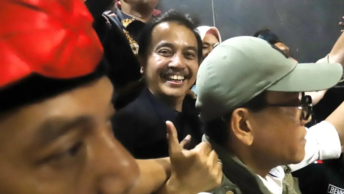 DITANGKAP: Pakar telematika Roy Suryo usai menjalani pemeriksaan perdana sebagai tersangka. Ia ditangkap dalam kasus dugaan tudingan ijazah palsu Presiden ke-7 Indonesia Joko Widodo, Jumat (19/6). (Dery Ridwansah/Jawa Pos)