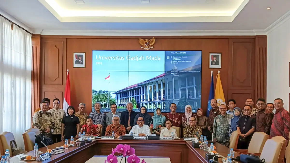 FORUM NASIONAL: Rektor ULM Prof. Dr. Ahmad, S.E., M.Si., berfoto bersama Menko PMK Prof. Dr. Pratikno, M.Soc.Sc., dan pimpinan perguruan tinggi usai Diskusi Tata Kelola Pendidikan Dokter Spesialis dan Rumah Sakit Pendidikan di UGM, Yogyakarta, Jumat (19/6).