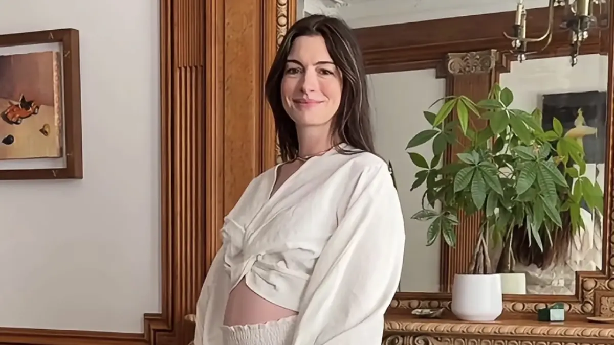 HAMIL: Anne Hathaway mengunggah reels pendek yang memperlihatkan baby bump-nya. (Foto: Instagram)