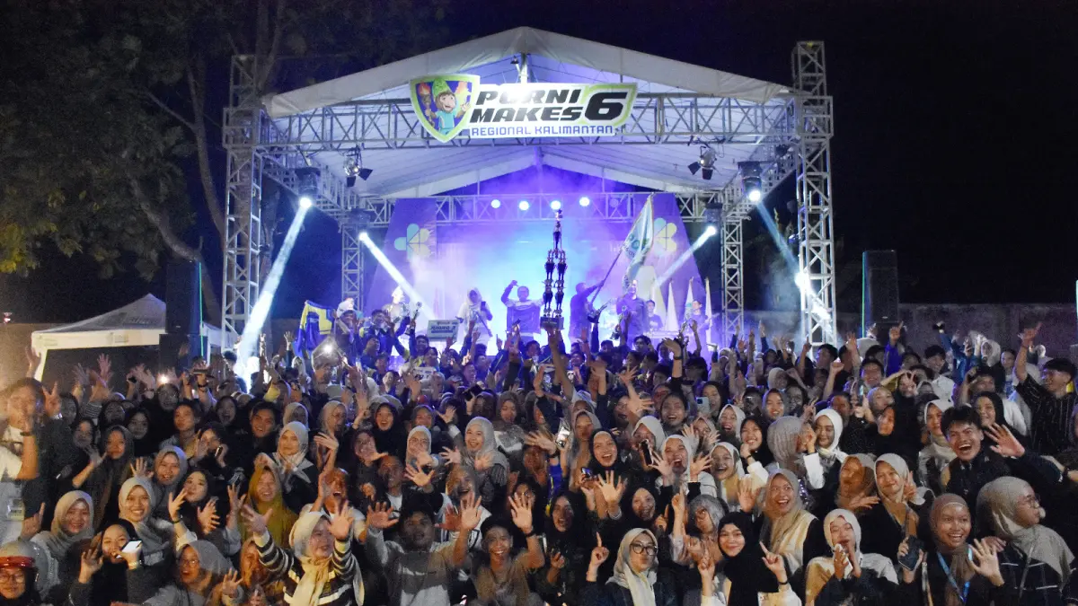 JUARA UMUM: Direktur, atlet, official, dan sivitas akademika Poltekkes Kemenkes Banjarmasin berfoto bersama sambil mengangkat trofi Juara Umum PORNIMAKES VI Regional Kalimantan 2026 sebagai simbol keberhasilan menjadi juara sekaligus tuan rumah yang sukses.