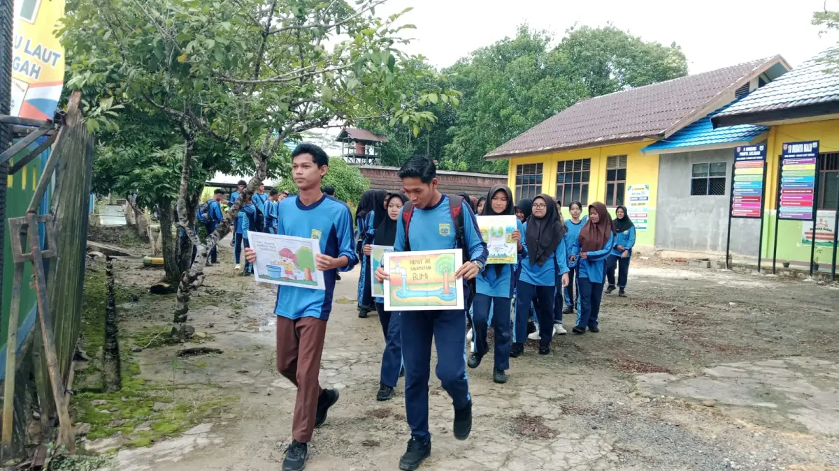 KAMPANYE LINGKUNGAN: Siswa SMAN 1 Pulau Laut Tengah membawa poster ajakan menjaga kelestarian lingkungan saat kegiatan edukasi peduli lingkungan di lingkungan sekolah. (Foto: SMAN 1 Pulau Laut Tengah untuk Radar Banjarmasin)