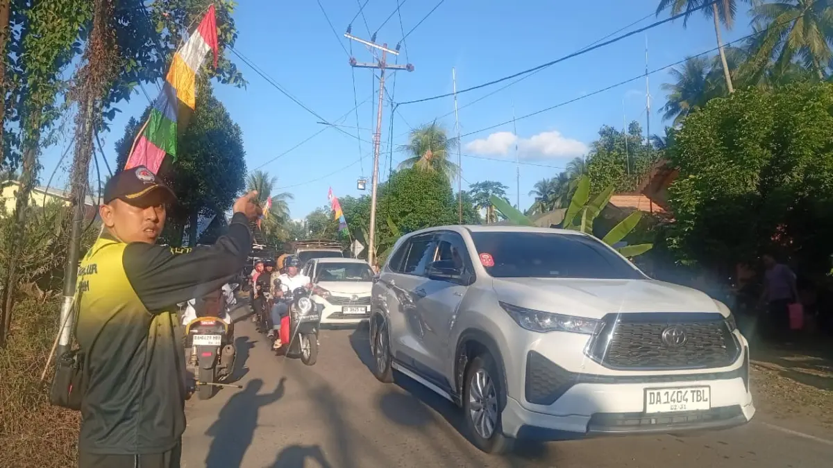 PADAT MERAYAP: Arus kedatangan jalur jemaah Haul Guru Kapuh yang padat merayap. (Foto: M. Padil Ihsan/Radar Banjarmasin) 
