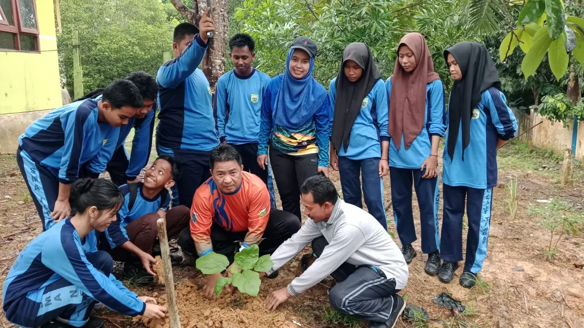 PENANAMAN POHON: Kepala sekolah, guru, dan siswa SMAN 1 Pulau Laut Tengah menanam pohon dalam gerakan One Person One Plant sebagai bagian dari program Adiwiyata menuju tingkat nasional. (Foto: SMAN 1 Pulau Laut Tengah untuk Radar Banjarmasin)