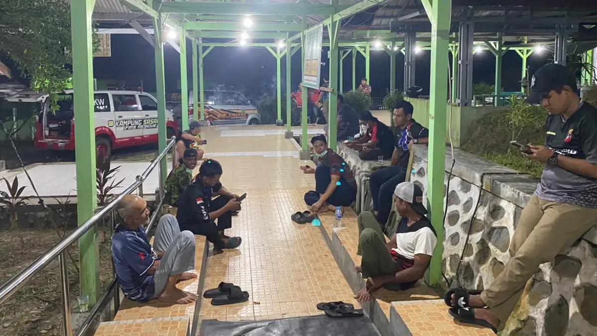 RELAWAN: Gabungan Relawan Kotabaru sedang menunggu penanganan jasad korban di Rumah Sakit Pangeran Jaya Sumitra Kotabaru. (Foto: Jumain/Radar Banjarmasin)
