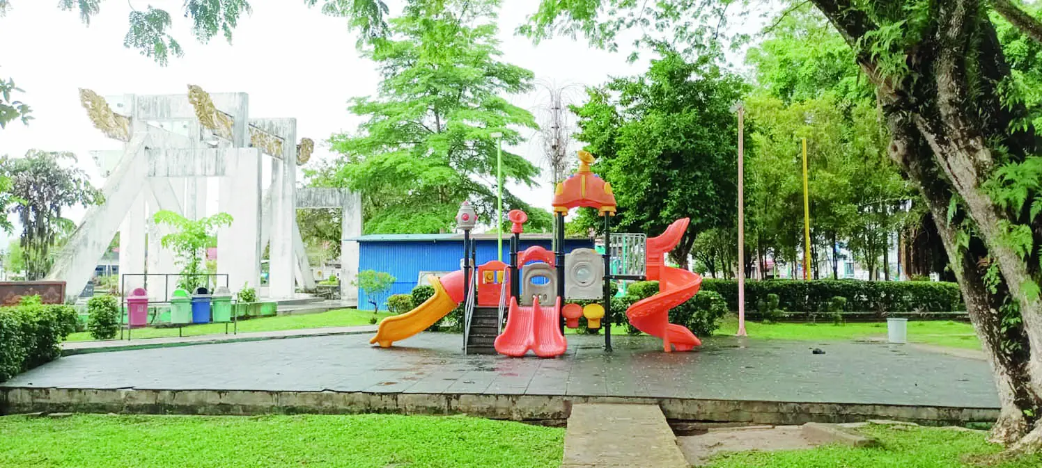 SARANA BERMAIN: Bagi warga yang datang dengan keluarga dan anak, dapat menjajal spot bermain ini.
