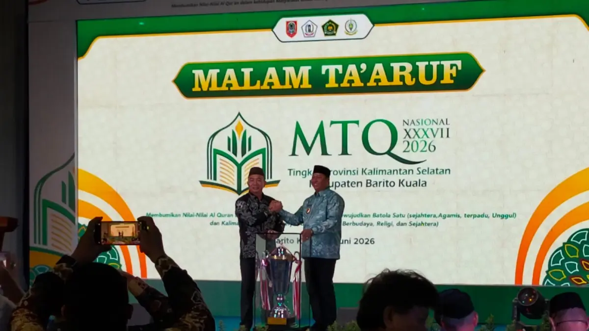 SERAHKAN PIALA: Sekdaprov Kalsel, HM Syarifuddin menyerahkan piala bergilir MTQ Kalsel kepada Bupati Batola, H Bahrul Ilmi pada Malam Ta