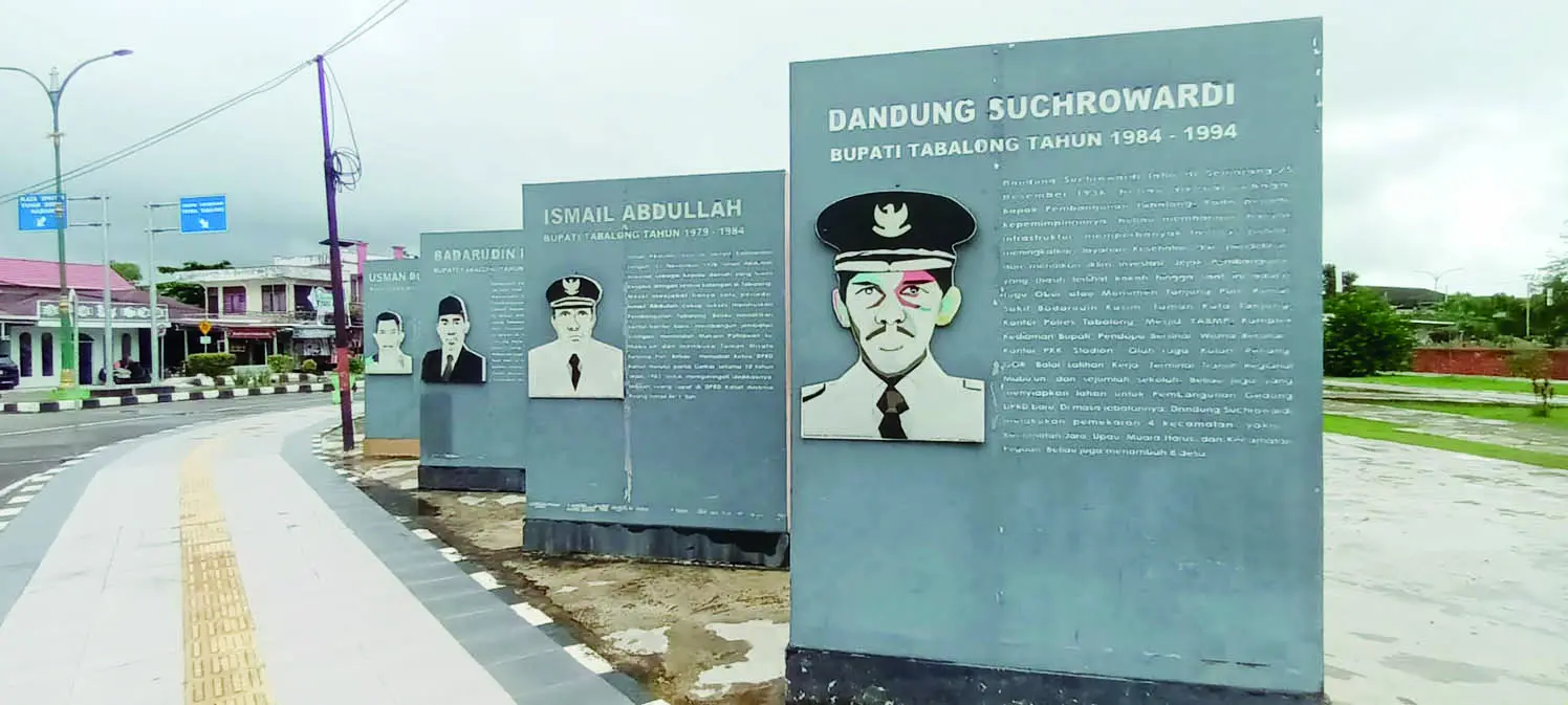 TOKOH TABALONG : Tugu para Bupati Tabalong dari masa ke masa terpasang untuk diketahui warga yang bersantai di Taman Giat Kota Tanjung.
