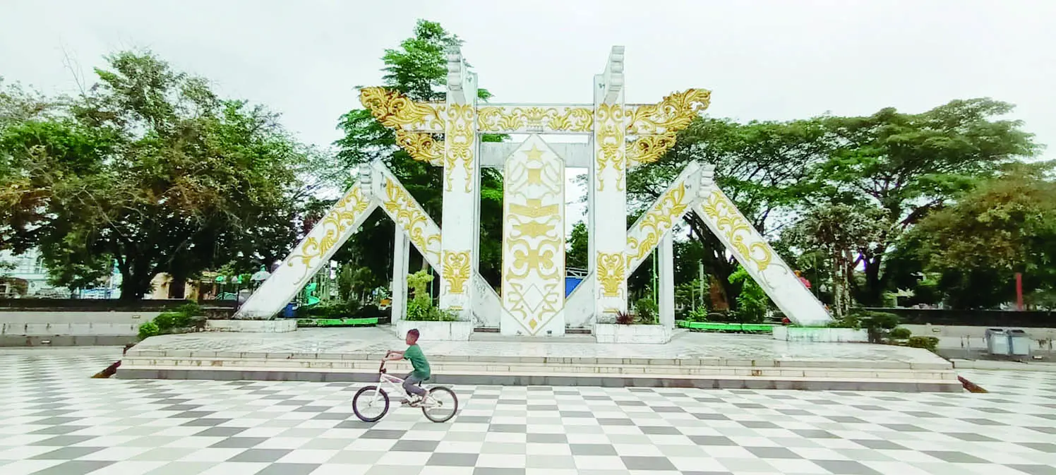 TUGU PERISAI DAYAK: Taman Giat Tabalong juga menyajikan budaya lokal yang cukup menyolok, namun tetap indah.
